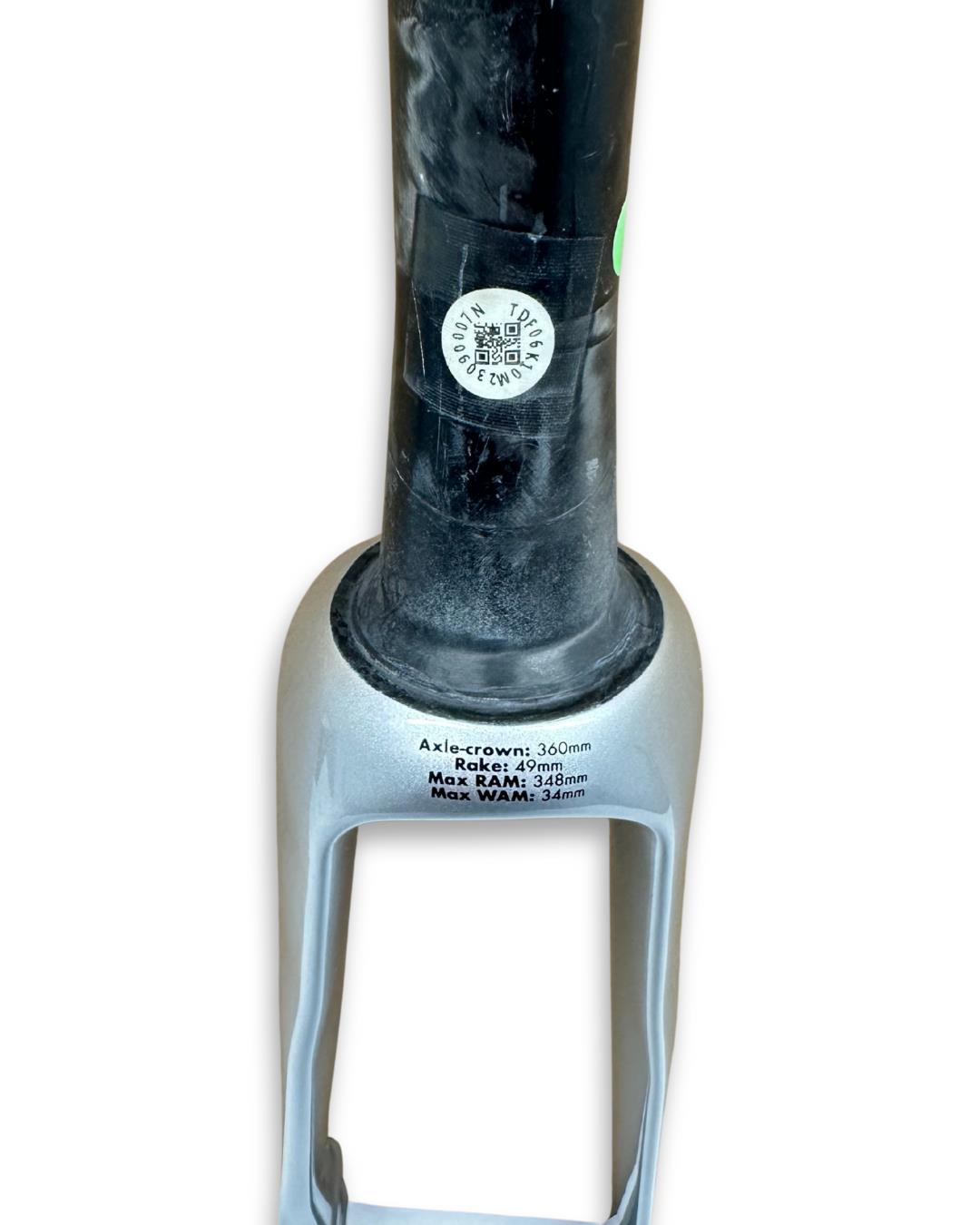 3T Fundi Integrale Carbon Fork Chrome – front-flat D steerer, 49mm rake, 360mm axle to crown, 410g, internal routing design