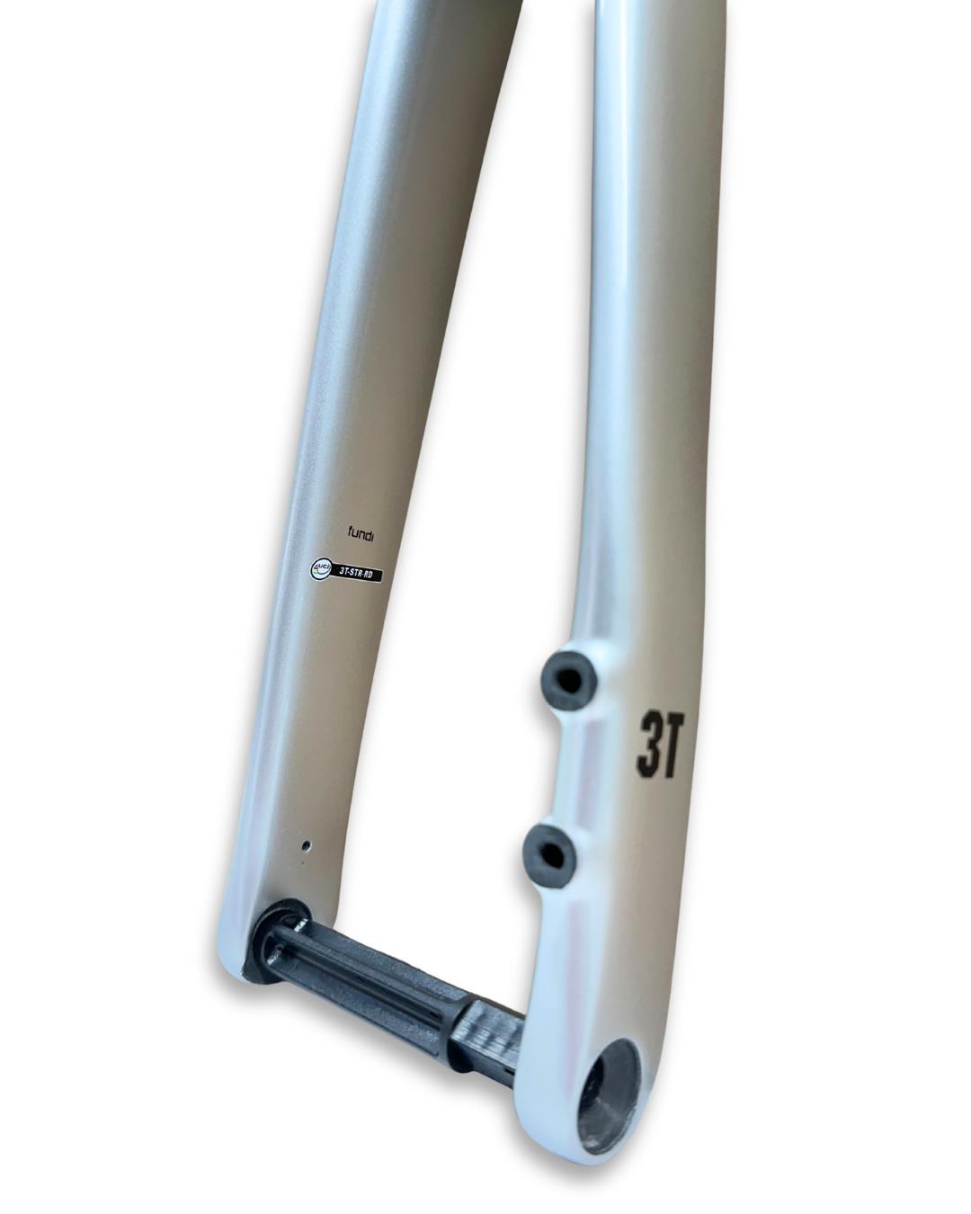 3T Fundi Integrale Carbon Fork Chrome – front-flat D steerer, 49mm rake, 360mm axle to crown, 410g, internal routing design