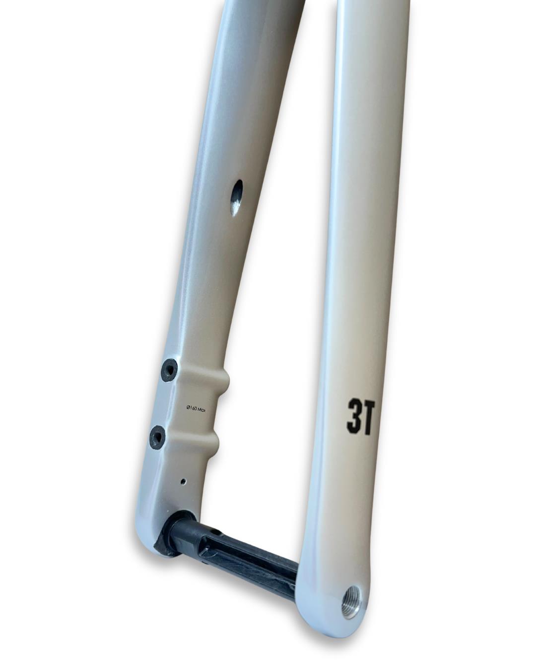 3T Fundi Integrale Carbon Fork Chrome – front-flat D steerer, 49mm rake, 360mm axle to crown, 410g, internal routing design
