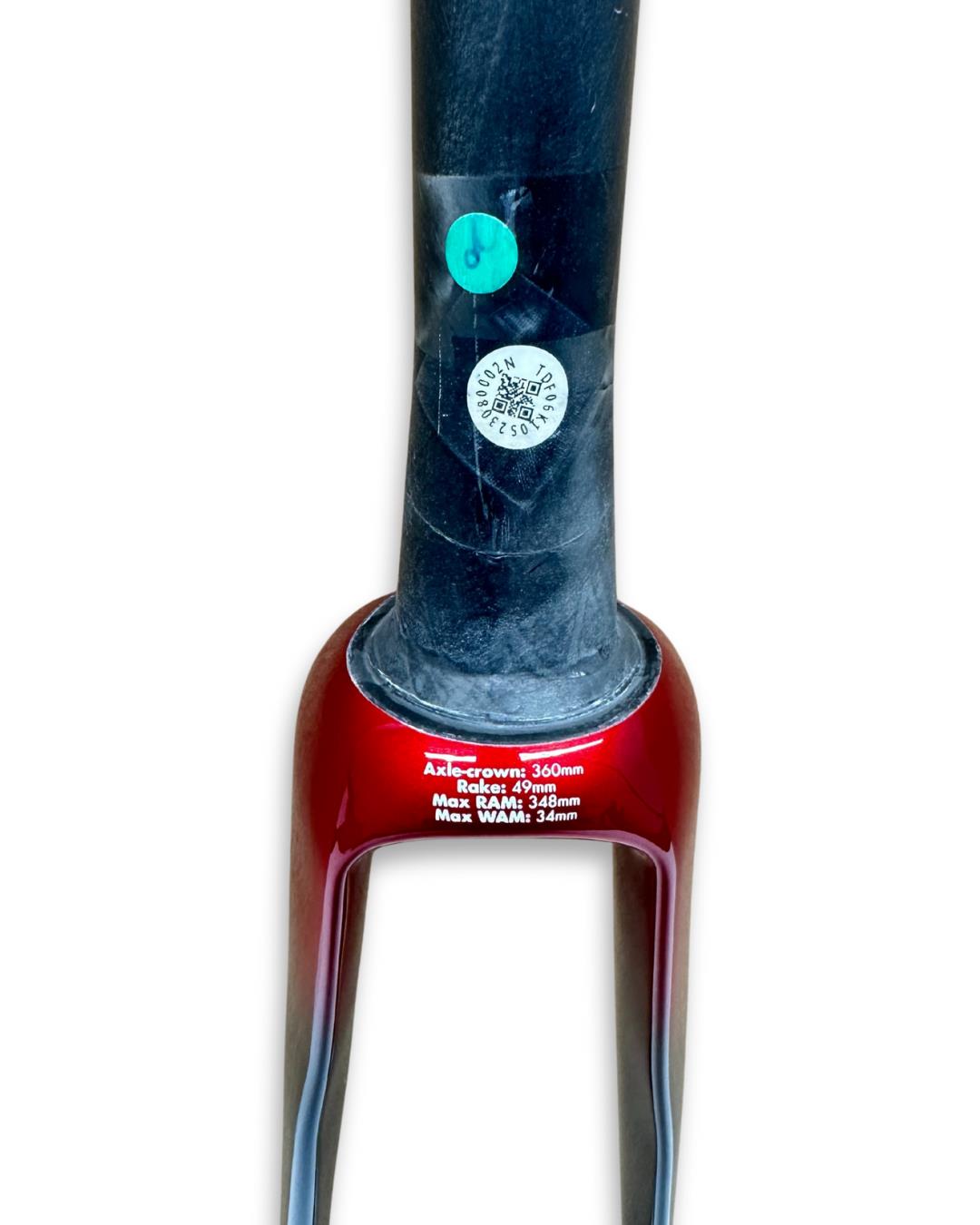 3T Fundi Integrale Carbon Fork Red/Black – front-flat D steerer, 49mm rake, 360mm axle to crown, 410g, internal routing design