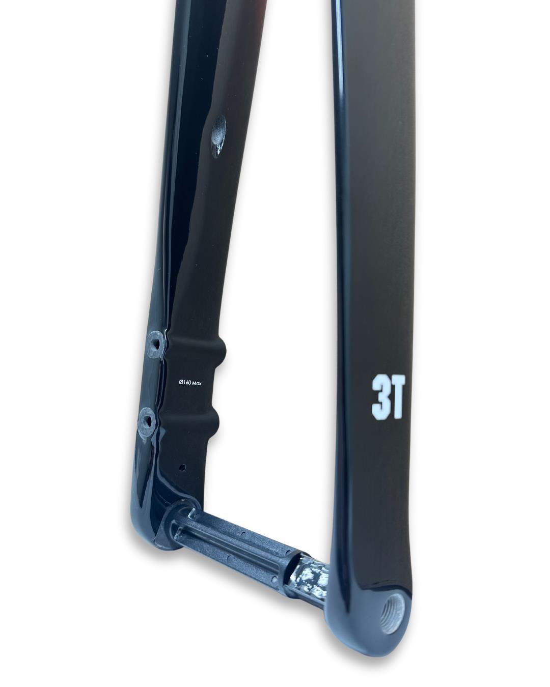 3T Fundi Integrale Carbon Fork Red/Black – front-flat D steerer, 49mm rake, 360mm axle to crown, 410g, internal routing design
