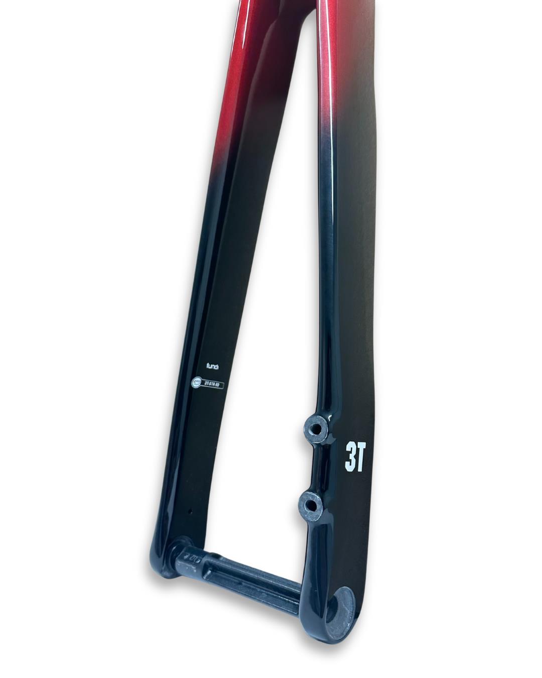 3T Fundi Integrale Carbon Fork Red/Black – front-flat D steerer, 49mm rake, 360mm axle to crown, 410g, internal routing design