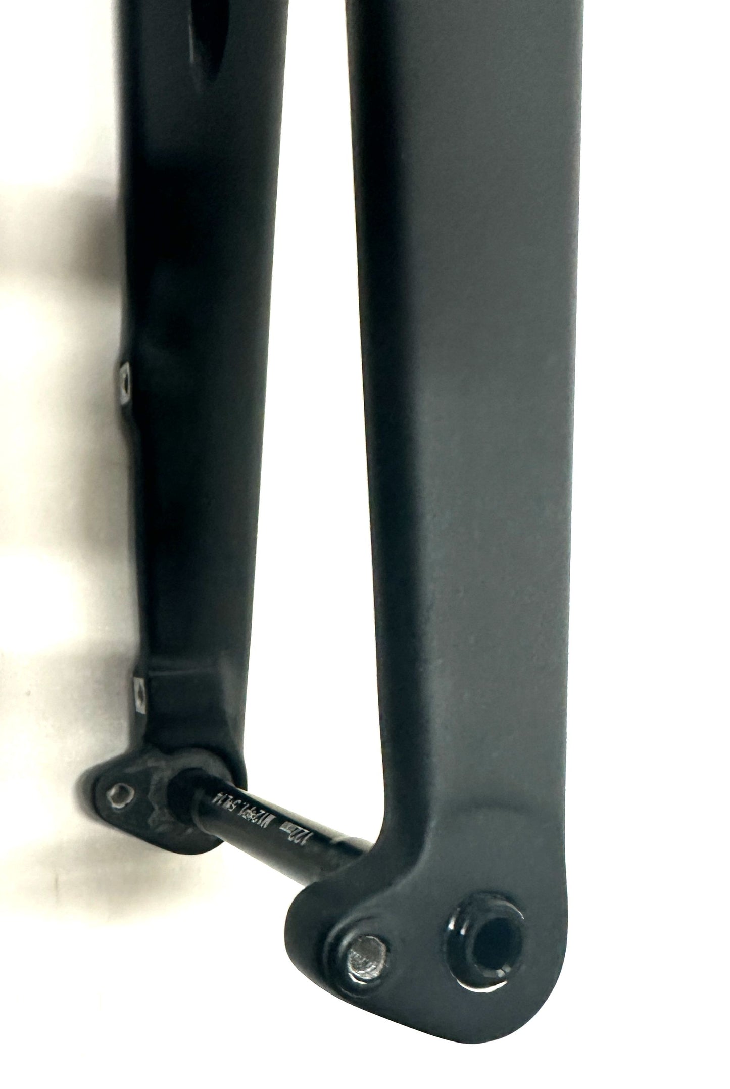 Framed 700c Carbon Gravel Road Bike Tapered Fork 100 x 12mm w-Thru Axle Disc NEW